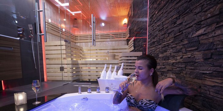 60–90 min. v privátním wellness třeba i s šampusem: hydromasážní vířivka, finská sauna, dvoulůžko