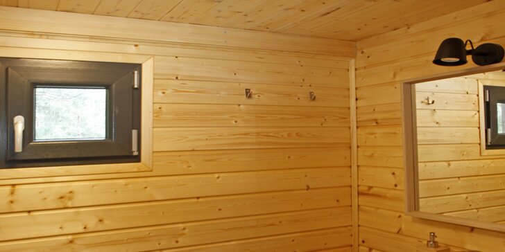 Krásně vybavený dřevěný domek u zatopeného lomu v podhůří Šumavy: pobyt až pro 4 osoby