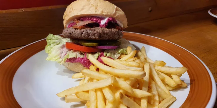 Pořádná bašta: burger s hovězím nebo bůčkem a hranolky pro 1 i 2 osoby