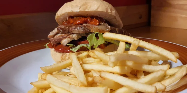 Pořádná bašta: burger s hovězím nebo bůčkem a hranolky pro 1 i 2 osoby