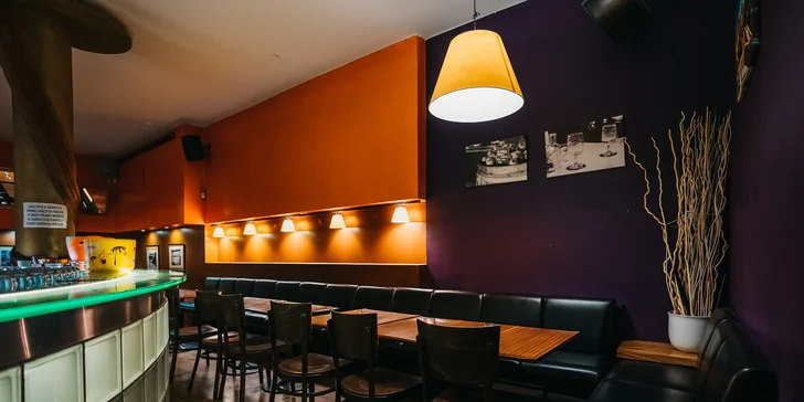 Nálož 24 až 36 křidýlek podle výběru ze 3 druhů, dip, zelenina a pečivo