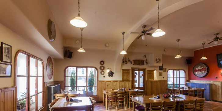 Pořádná bašta: burger s hovězím nebo bůčkem a hranolky pro 1 i 2 osoby
