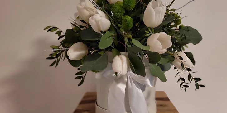 Elegantní Flower Boxy nejen na Valentýna: kytice různých barev a velikostí