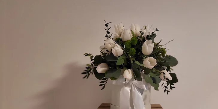 Elegantní Flower Boxy nejen na Valentýna: kytice různých barev a velikostí