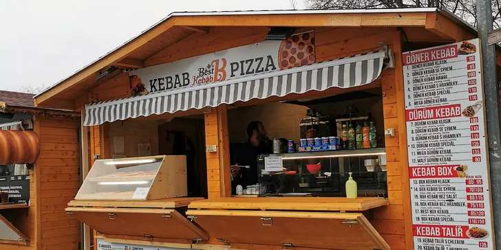 Kebab v tortille či pita chlebu a nápoj na odnos s sebou pro 1 nebo 2 osoby