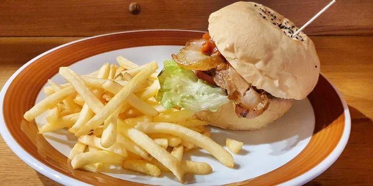 Pořádná bašta: burger s hovězím nebo bůčkem a hranolky pro 1 i 2 osoby