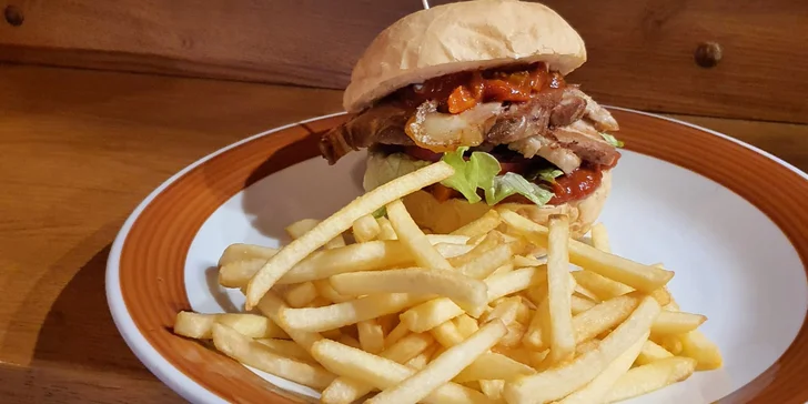 Pořádná bašta: burger s hovězím nebo bůčkem a hranolky pro 1 i 2 osoby