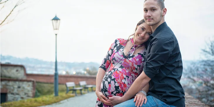 Přátelské a přitom profesionální focení v ateliéru nebo exteriéru: partnerské, těhotenské i rodinné