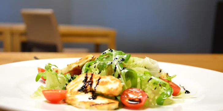 Gastronomický zážitek kousek od Brna: čtyřchodové menu s kuřecím prsem Supreme nebo hovězím burgerem