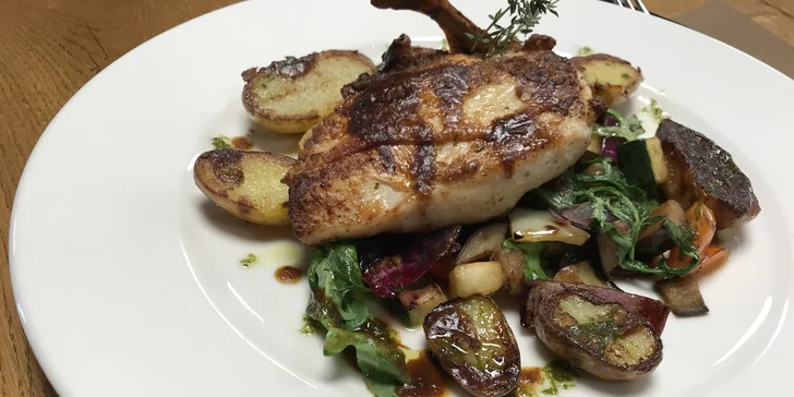 Gastronomický zážitek kousek od Brna: čtyřchodové menu s kuřecím prsem Supreme nebo hovězím burgerem