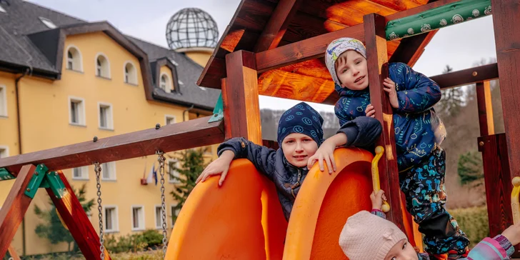 U hotelu je dětské hřiště a trampolína, ale také tenisové kurty a herna s kulečníkem. 