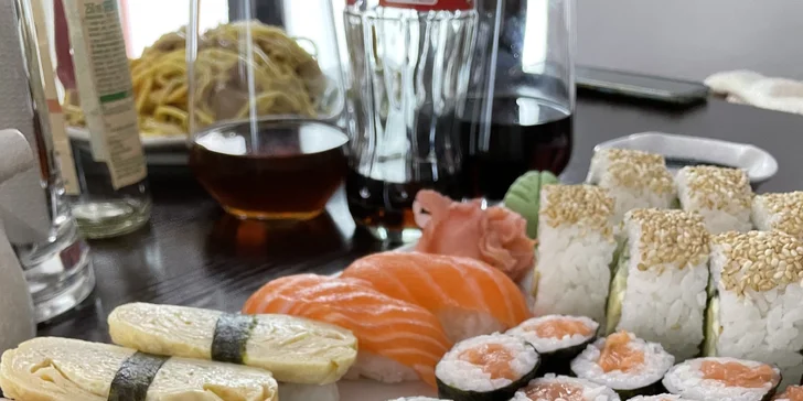 Sushi v podzámčí: 24 nebo 38 rolek s lososem, mořským vlkem i krabem