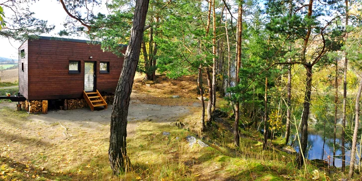 Krásně vybavený dřevěný domek u zatopeného lomu v podhůří Šumavy: pobyt až pro 4 osoby