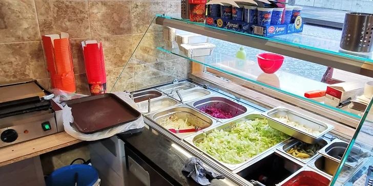 Kebab v tortille či pita chlebu a nápoj na odnos s sebou pro 1 nebo 2 osoby