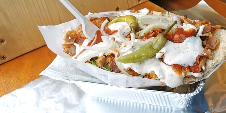 Kebab v tortille či pita chlebu a nápoj na odnos s sebou pro 1 nebo 2 osoby