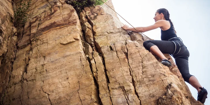 Via Ferrata pro začátečníky: lezení po Hněvíně v Mostě i s návštěvou jeskyně