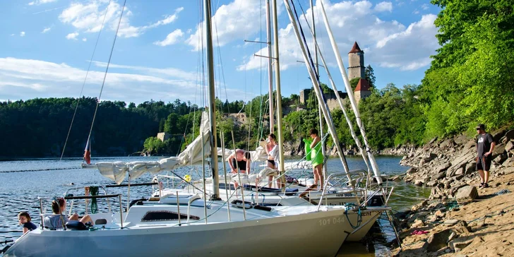 Pohoda na vodě: pronájem jachty na Orlíku na 1–5 dní až pro 4 osoby