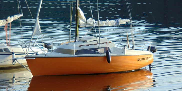 Pohoda na vodě: pronájem jachty na Orlíku na 1–5 dní až pro 4 osoby