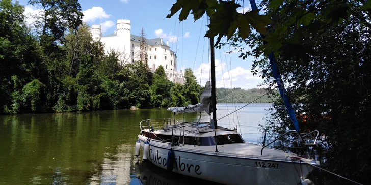 Pohoda na vodě: pronájem jachty na Orlíku na 1–5 dní až pro 4 osoby