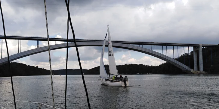 Pohoda na vodě: pronájem jachty na Orlíku na 1–5 dní až pro 4 osoby