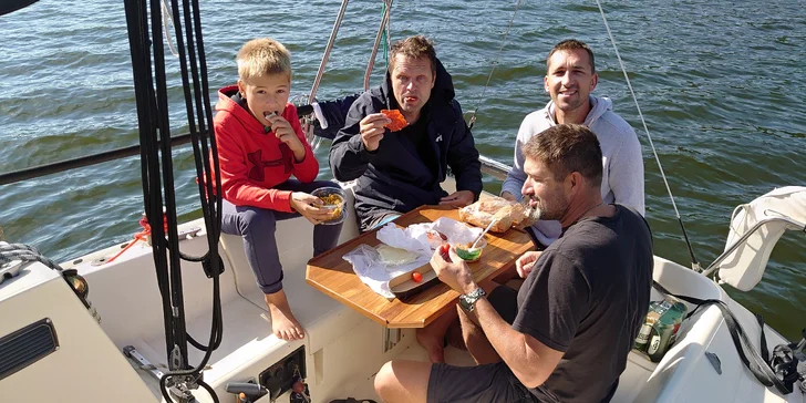 Pohoda na vodě: pronájem jachty na Orlíku na 1–5 dní až pro 4 osoby