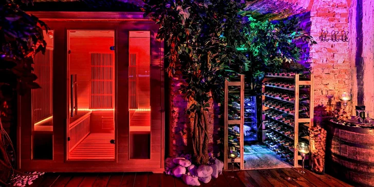 Božská relaxace v romantickém wellness s vinotékou a filmem pro dva
