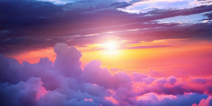 Vzneste se ve dvou do oblak na 60 minut: romantický let při západu slunce nad Českým středohořím
