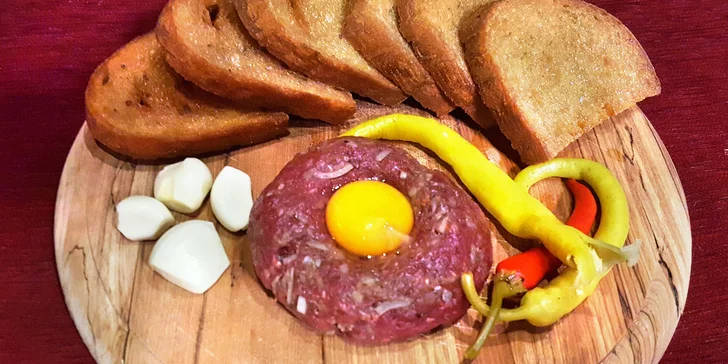 200 nebo 400 g tataráku, topinky a beraní rohy klidně i s sebou