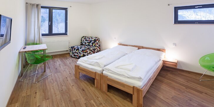 Aktivní odpočinek v moderním hotelu v Krkonoších: snídaně či polopenze, koloběžky i vstup do lanového parku