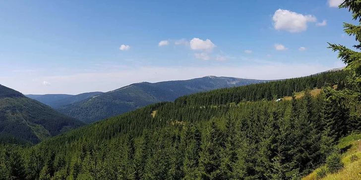Aktivní odpočinek v moderním hotelu v Krkonoších: snídaně či polopenze, koloběžky i vstup do lanového parku
