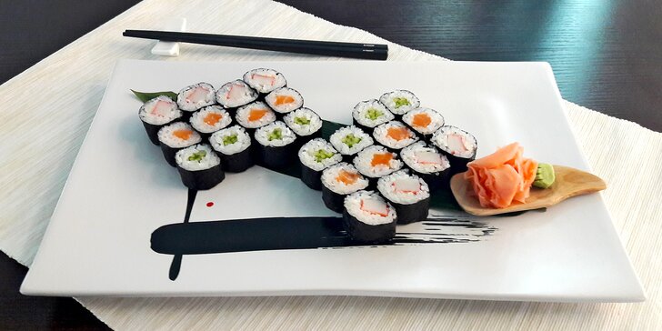 24 nebo 38 sushi rolek s lososem, mořským vlkem i krabem