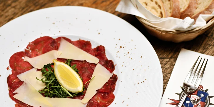 Tříchodové menu pro 2 osoby: carpaccio či krevety, losos nebo steak a smetanový dortík