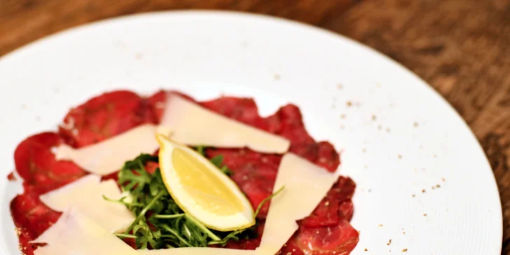 Tříchodové menu pro 2 osoby: carpaccio či krevety, losos nebo steak a smetanový dortík