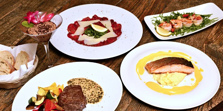 Tříchodové menu pro 2 osoby: carpaccio či krevety, losos nebo steak a smetanový dortík