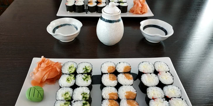 24 nebo 38 sushi rolek s lososem, mořským vlkem i krabem