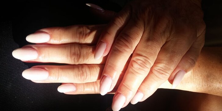 Péče o ruce: zářivý P-Shine se SPA manikúrou nebo modeláž nových gelových nehtů s manikúrou