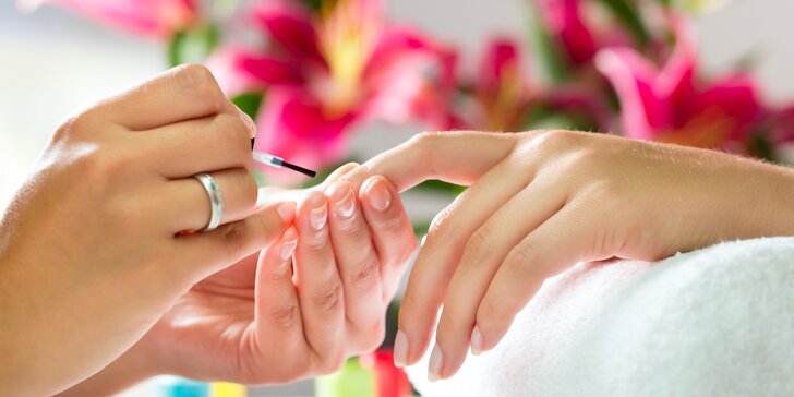 Péče o lámavé a poškozené nehty: zpevňující přírodní gel s manikúrou, lakem a masáží rukou