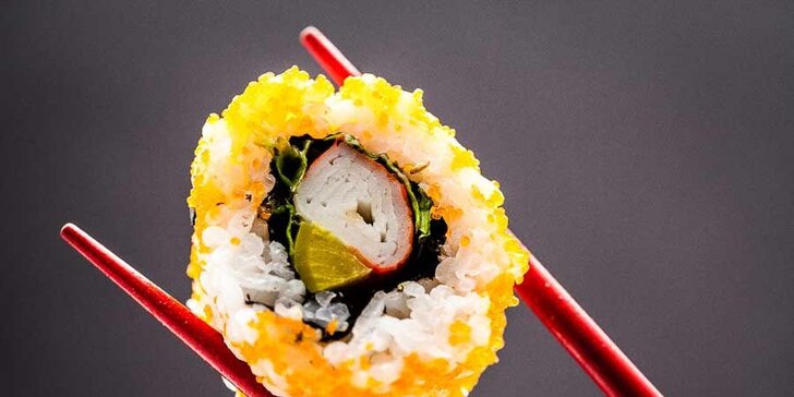 Sushi sety v čínské restauraci: maki s avokádem a lososem i nigiri s chobotnicí