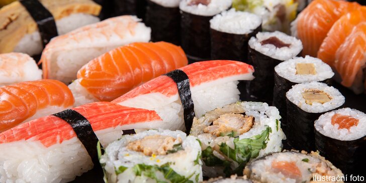 Sushi sety v čínské restauraci: maki s avokádem a lososem i nigiri s chobotnicí