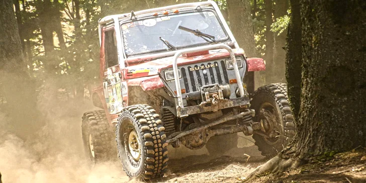Nálož adrenalinu: zážitková jízda v offroad speciálu těžkým terénem