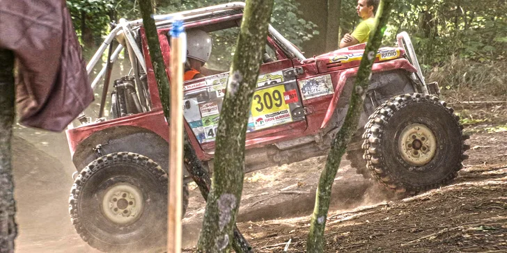 Nálož adrenalinu: zážitková jízda v offroad speciálu těžkým terénem