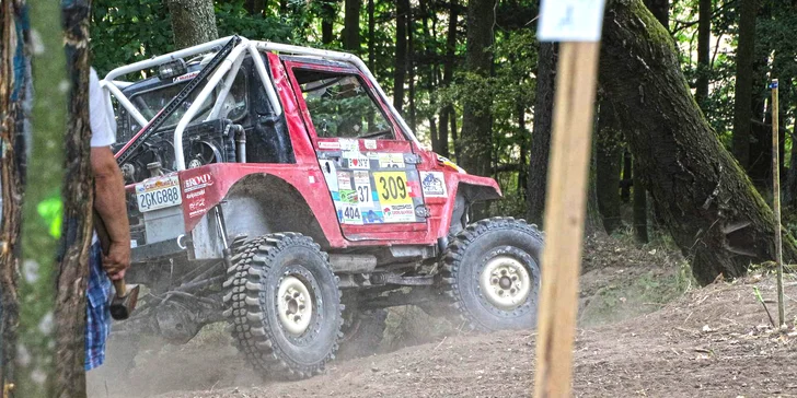 Nálož adrenalinu: zážitková jízda v offroad speciálu těžkým terénem