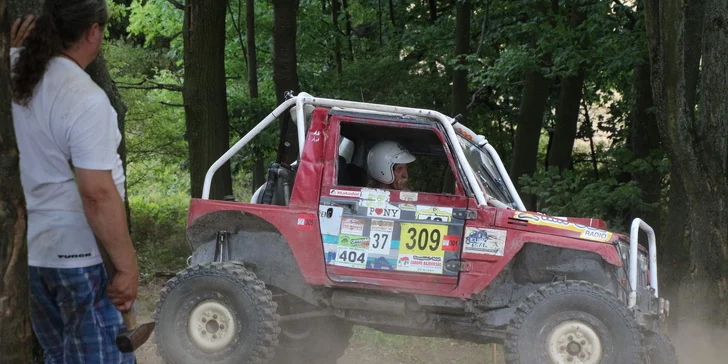 Nálož adrenalinu: zážitková jízda v offroad speciálu těžkým terénem