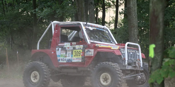 Nálož adrenalinu: zážitková jízda v offroad speciálu těžkým terénem