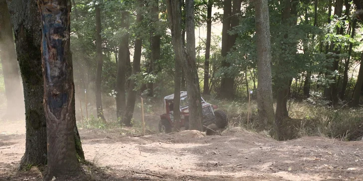 Nálož adrenalinu: zážitková jízda v offroad speciálu těžkým terénem