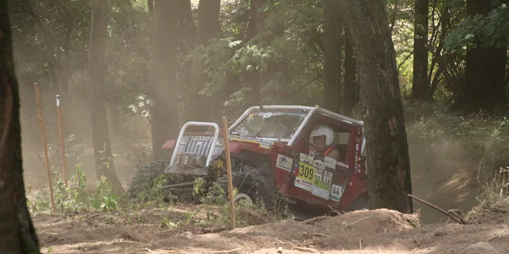 Nálož adrenalinu: zážitková jízda v offroad speciálu těžkým terénem