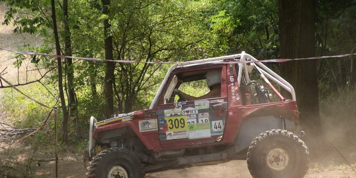 Nálož adrenalinu: zážitková jízda v offroad speciálu těžkým terénem