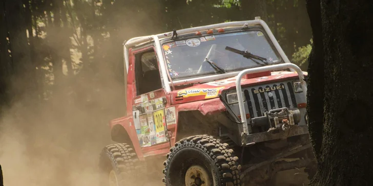 Nálož adrenalinu: zážitková jízda v offroad speciálu těžkým terénem