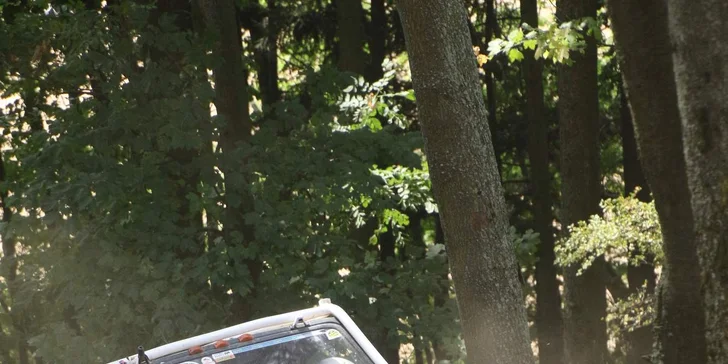 Nálož adrenalinu: zážitková jízda v offroad speciálu těžkým terénem