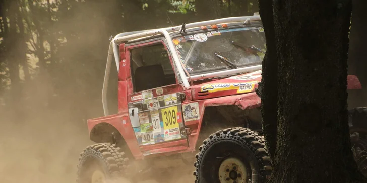 Nálož adrenalinu: zážitková jízda v offroad speciálu těžkým terénem